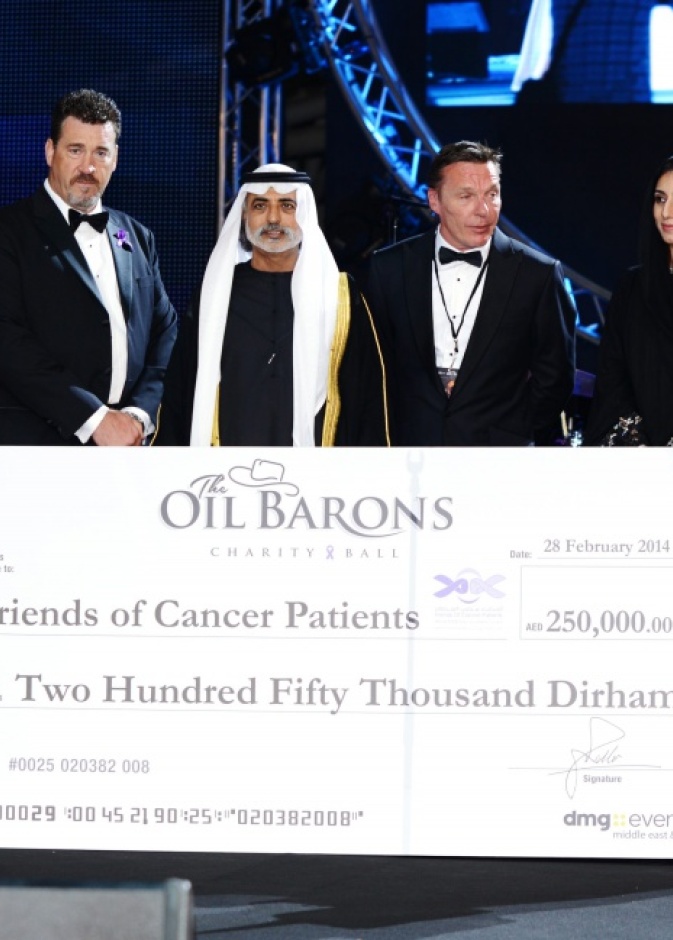 صاحب السمو الشيخ نهيان بن مبارك آل نهيان يسلّم الشيك لجمعية أصدقاء مرضى السرطان