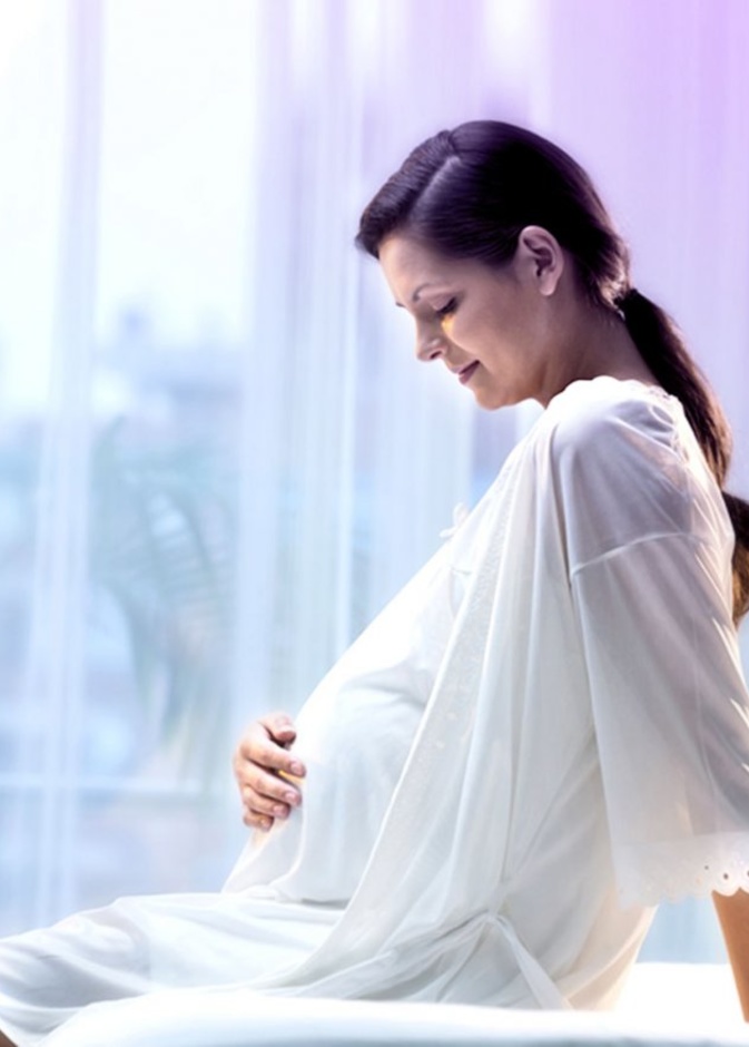 تناول الخضار والفواكه مهمة للحفاظ على صحة الشعر والبشرة خلال الحمل.