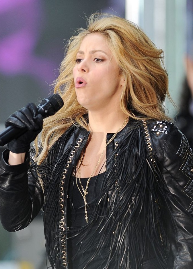 هل تحاول شاكيرا الغناء أم إلقاء خطاب حماسي؟