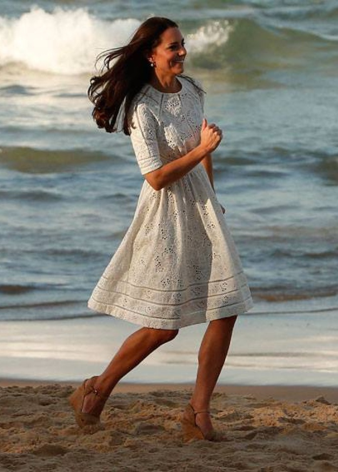 بأناقة صباحية ملفتة... دوقة كامبريدج كيت ميدلتون تتجول في أحد شواطئ أستراليا لأداء إحدى مهامها الرسمية هناك