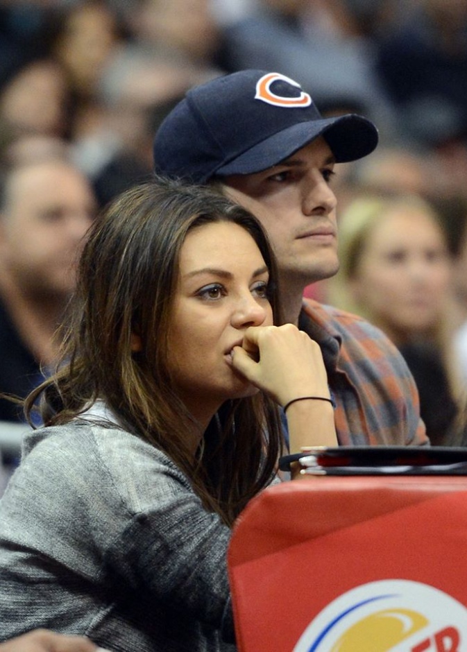 آشتون كوتشر وميلا كوينس يتابعان بشغف إحدى مباريات كرة السلة في لوس أنجلوس