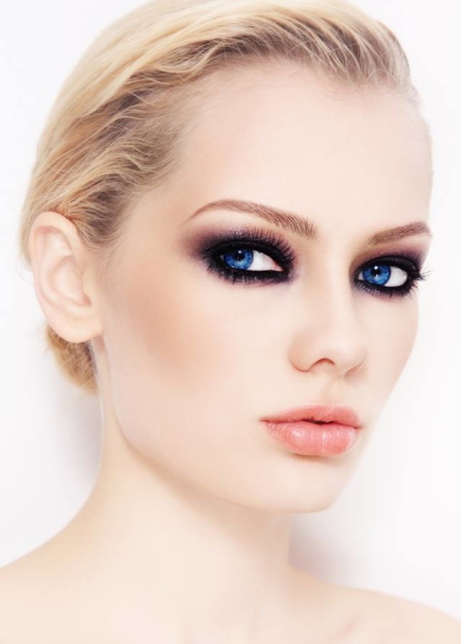 الماكياج الدخاني لجاذبية الشعر الاشقر