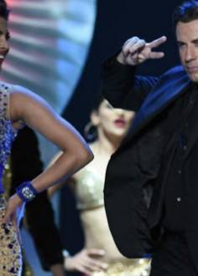 جون ترافولتا يؤدي إحدى الرقصات الهندية مع النجمة بريانكا شوبرا