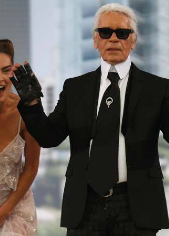 صورة مضحكة لعارضة تقف وراء كارل لاغرفيلد بعد انتهاء عرض شانيل