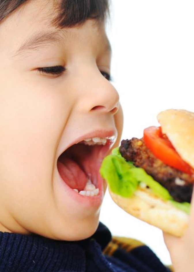 الوجبات السريعة تؤثر سلبا في نتائج أطفال المدارس 