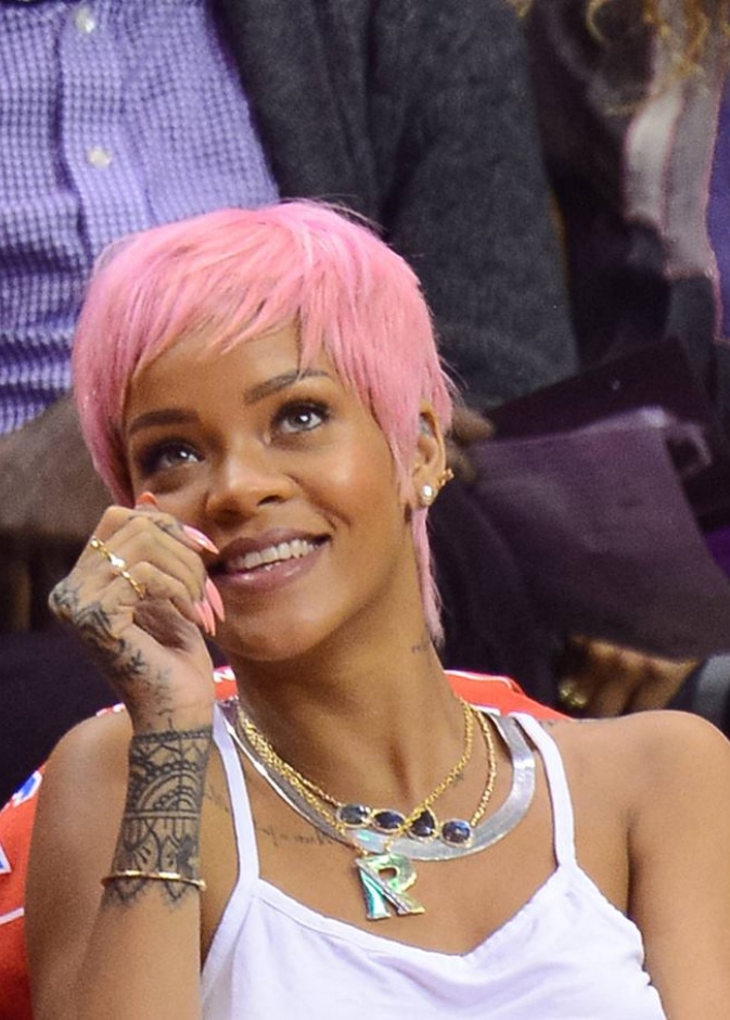 بعد جويل .. ريهانا تطل علينا بالشعر الوردي؟ ما رأيكم؟