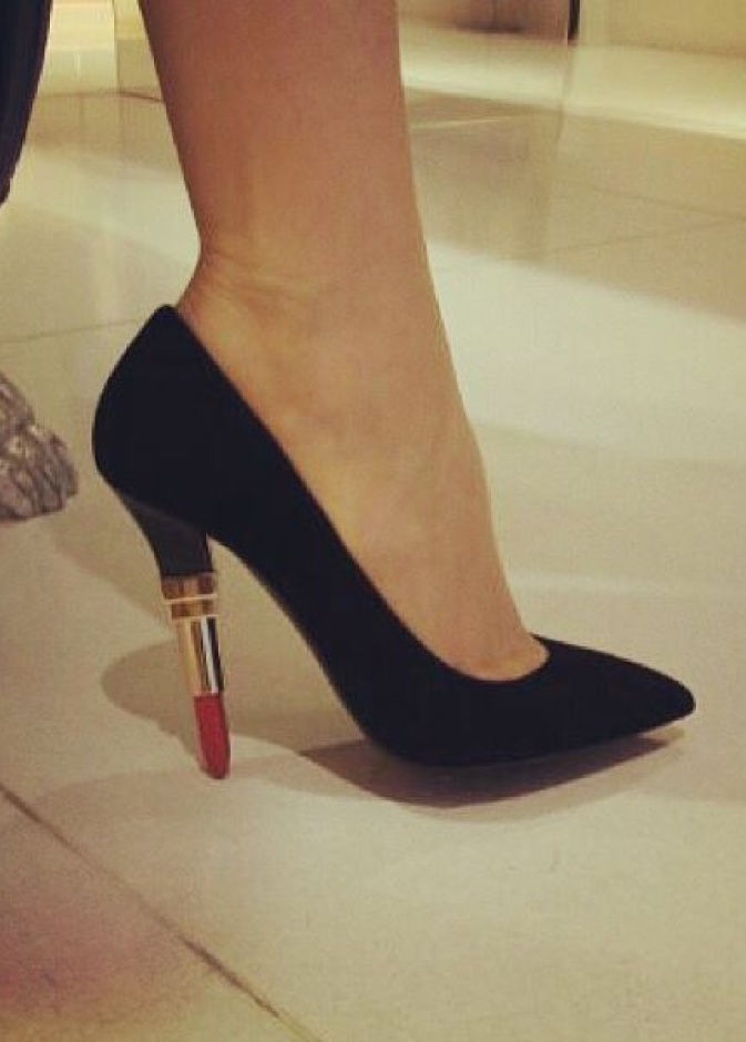 اليسا تعبر عن سعادتها بالحذاء الجديد .. ما رأيكم به؟