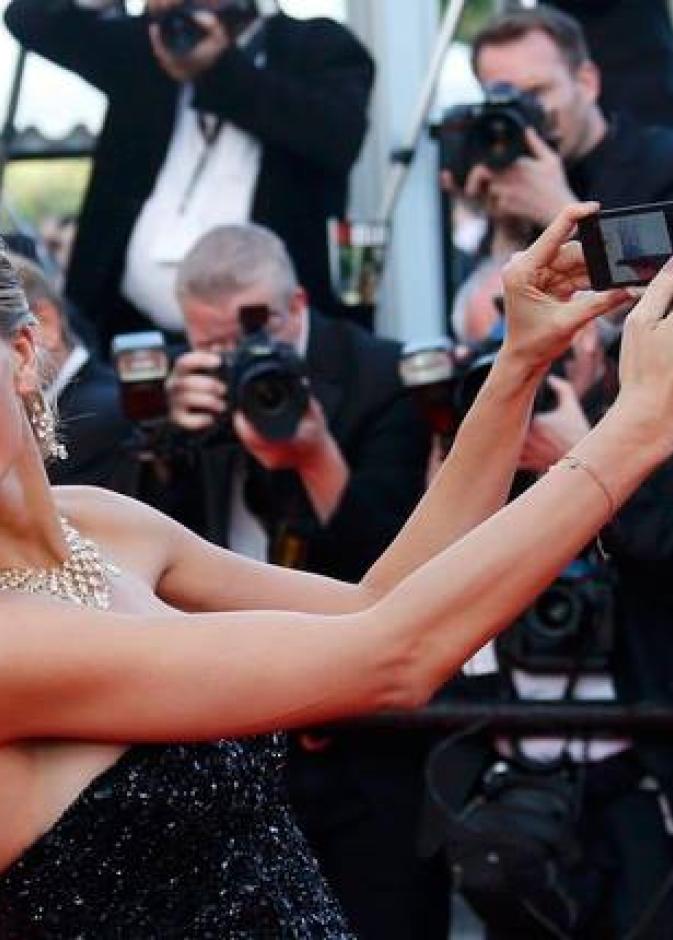 بترا نيمكوفا تلتقط لها صورة selfie في كان بالأمس