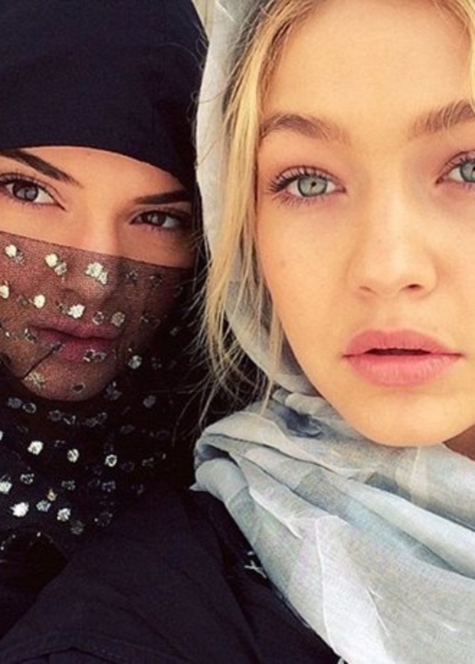 كيندال جينر فاتنة بالبرقع والحجاب لدى زيارتها لمسجد الشيخ زايد في أبوظبي بالأمس