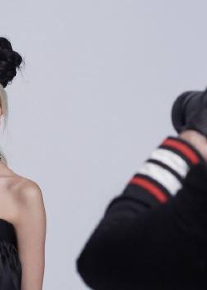 كارل لاغرفيلد يلتقط بنفسه الصور لعارضات شانيل كروز في سيول