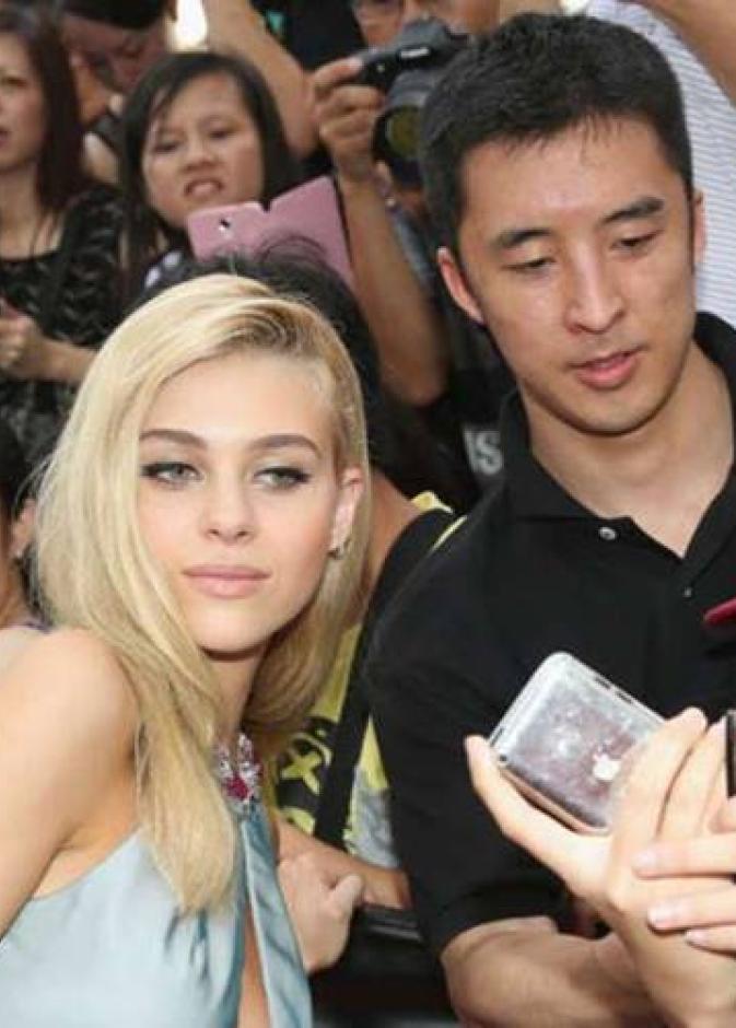 المعجبون يلتقطون صورة selfie مع الممثلة نيكولا بيلتز
