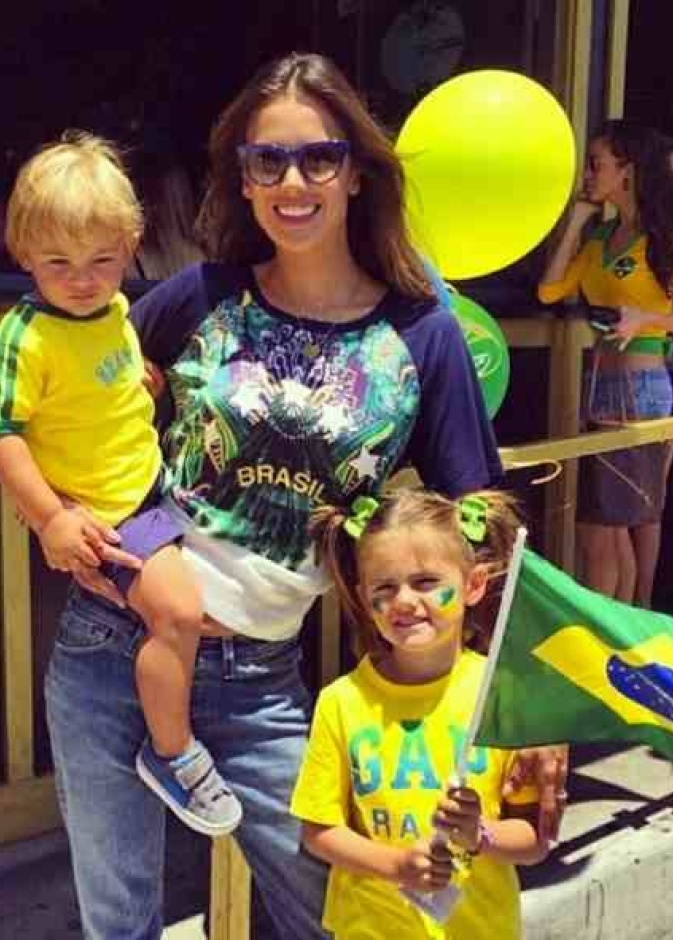 أليساندرو أمبريزو تجمع العائلة لتشجيع البرازيل