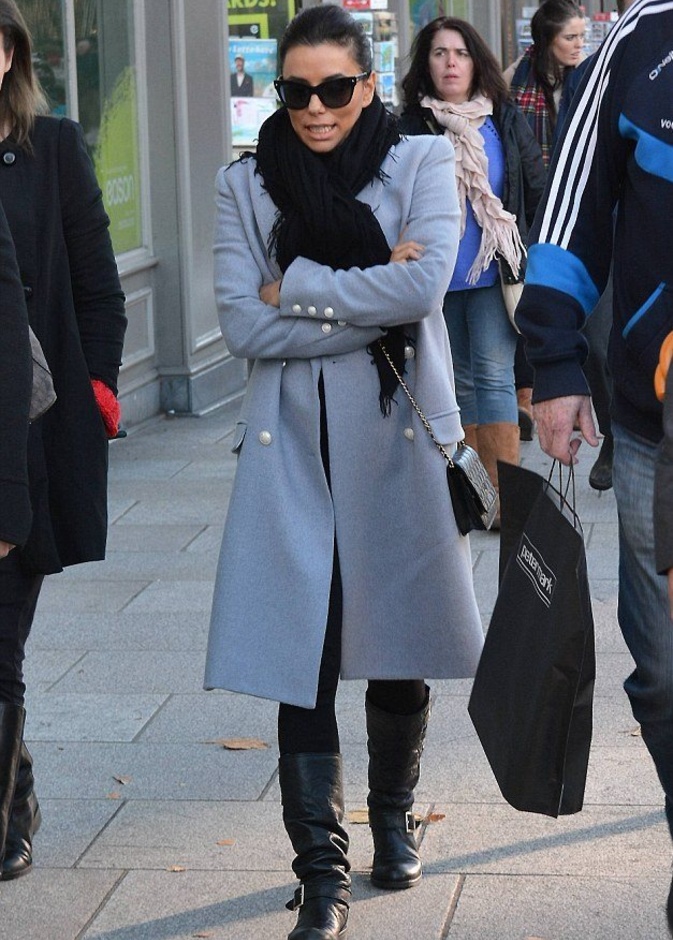 يبدو أنّ إيفا لانغوريا لم تستطع احتمال البرد القارص في مدينة دبلن