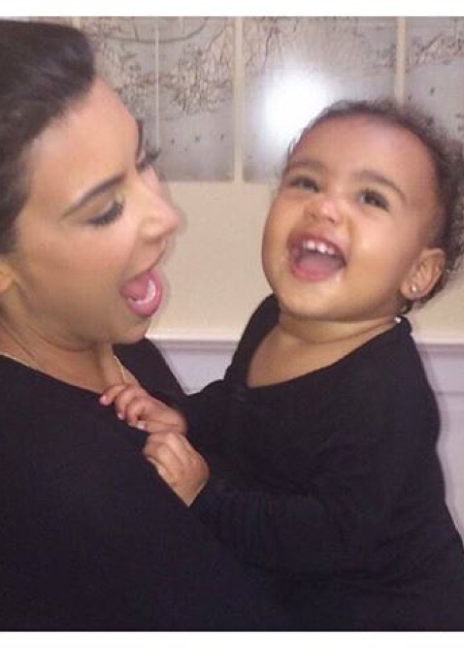 كيم وابنتها نورث في لحظة فرح وأمومة