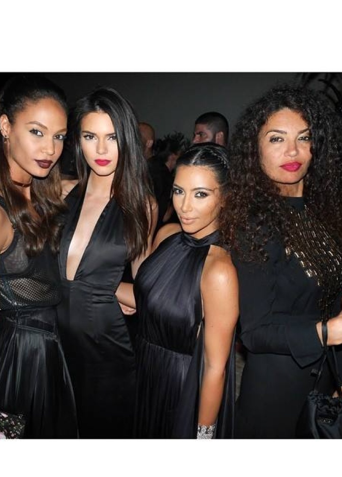 من الأجمل بأسود جيفانشى عارضة الأزياء التونسية عفاف جنيفان ، كيم كاردشيان ، كيندال جينر أم جوان سمالز؟ 