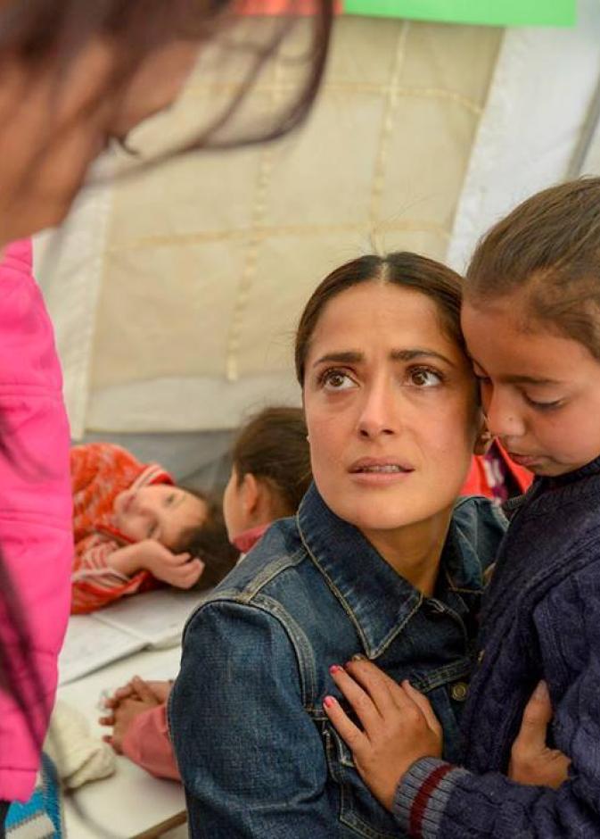 الدموع تغالب سلمى حايك خلال زيارة مخيم للاجئين السوريين في البقاع اللبناني