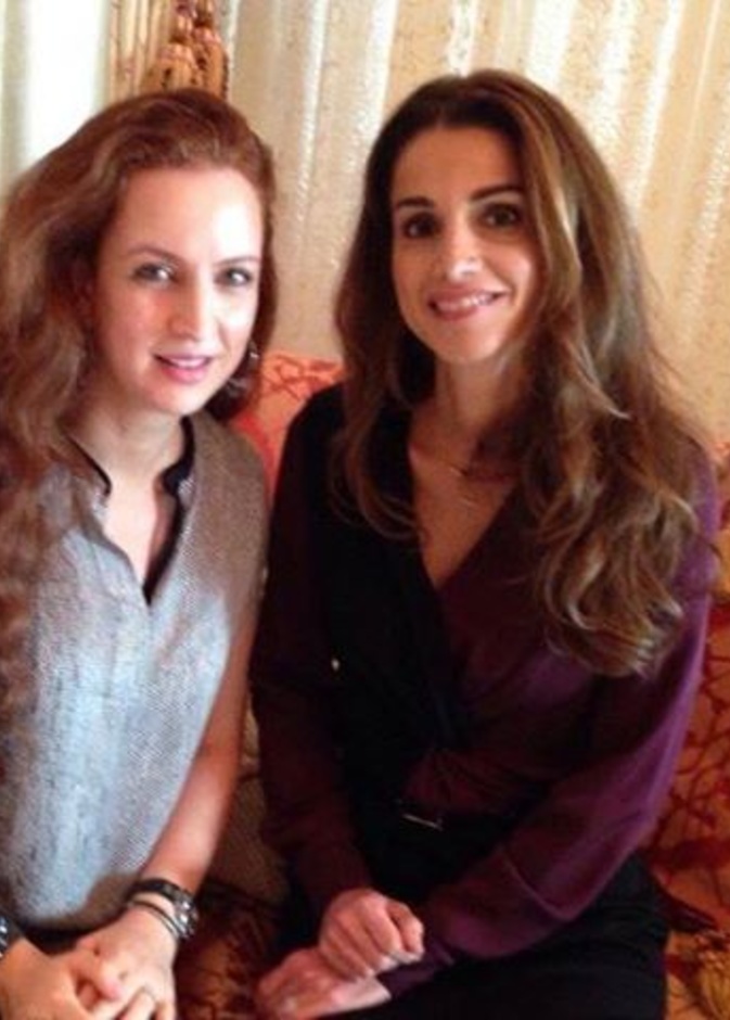 صورة ودية تجمع الملكة رانيا العبد الله مع الأميرة للا سلمى خلال إحدى المؤتمرات في الشارقة