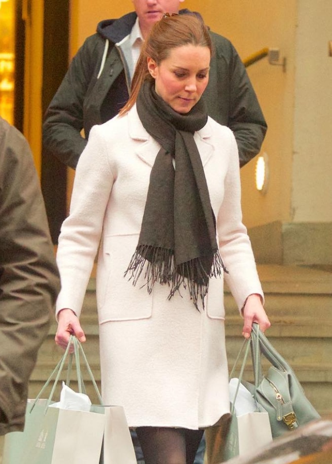 كايت ميدلتون تعرف كيف تخفي حملها جيداً خلال تسوقها في عاصمة الضباب لندن