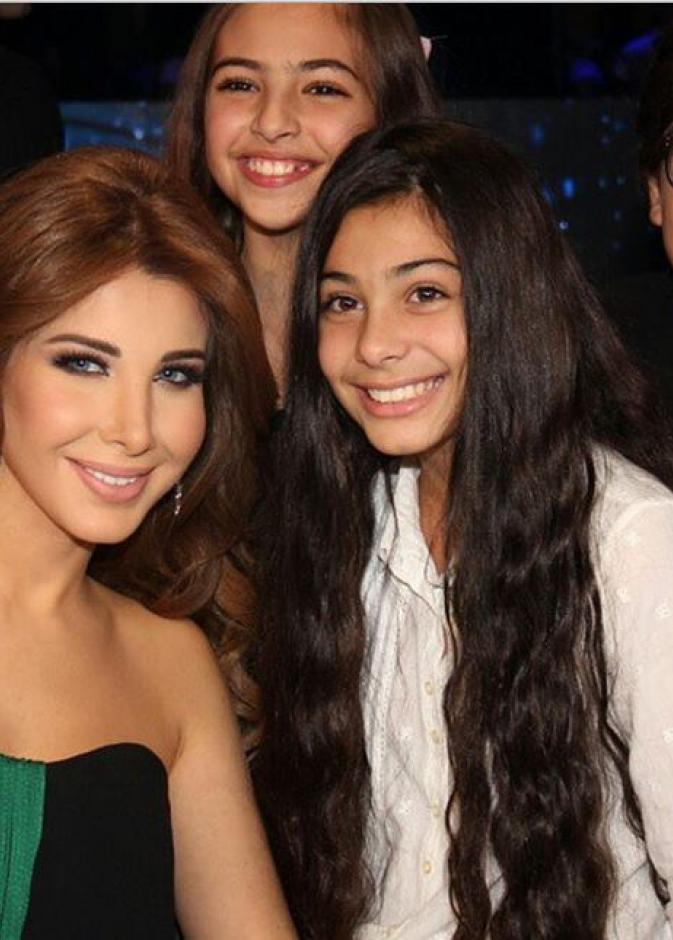 نانسي عجرم ولحظات من السعادة مع معجبيها أثناء استراحتها أمس في "آراب آيدول"