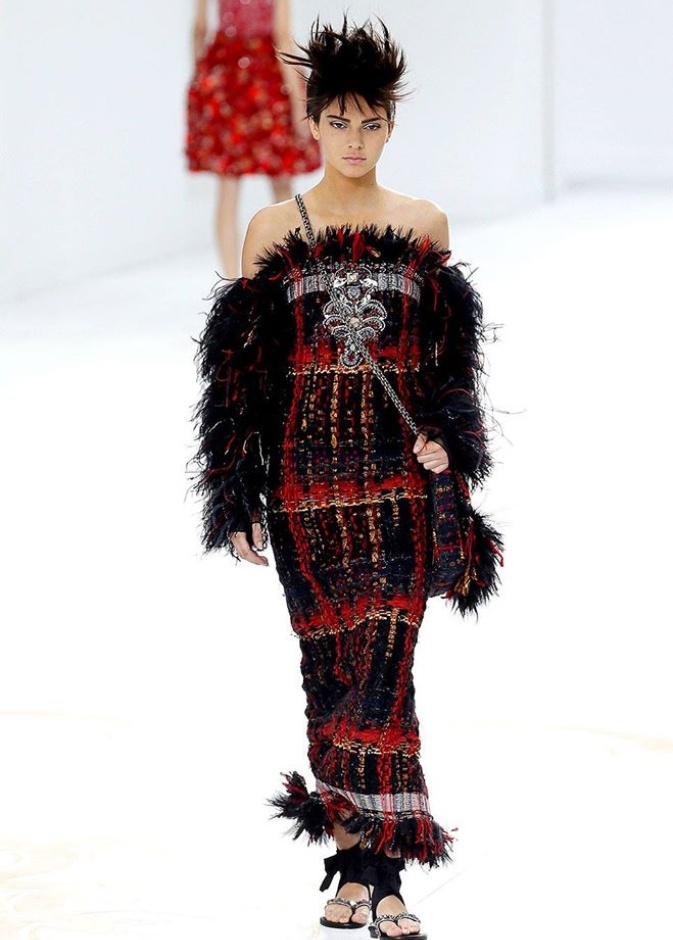 كندل جينر تتألّق في عرض شانيل