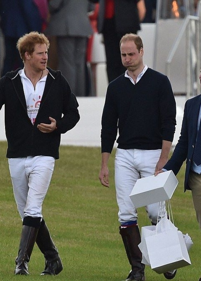 الأميران ويليام وهاري يقضيان وقتا ممتعا بعد ممارستهما لرياضة ركوب الخيل