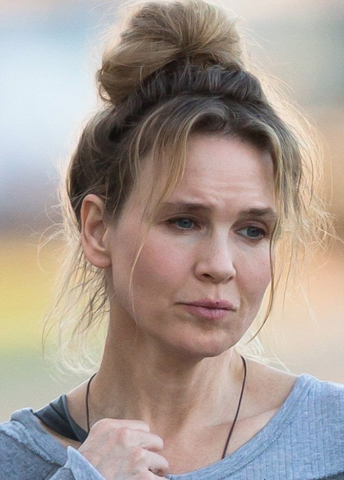 رينيه زلواغير بوجهها الجديد محبطة ومتعبة خلال ممارستها الرياضة