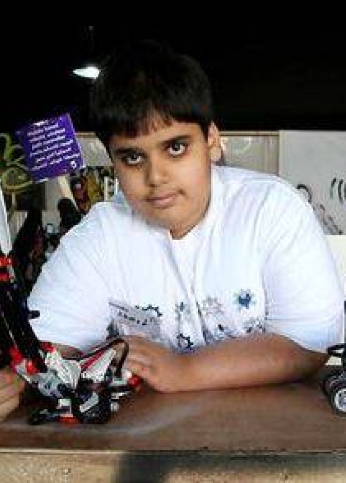 أحمد النيادي: أصغر مخترع إماراتي يتحدى التوحد بالإبداع  