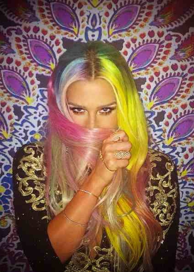 كيشا تقتبس جمال الطاووس