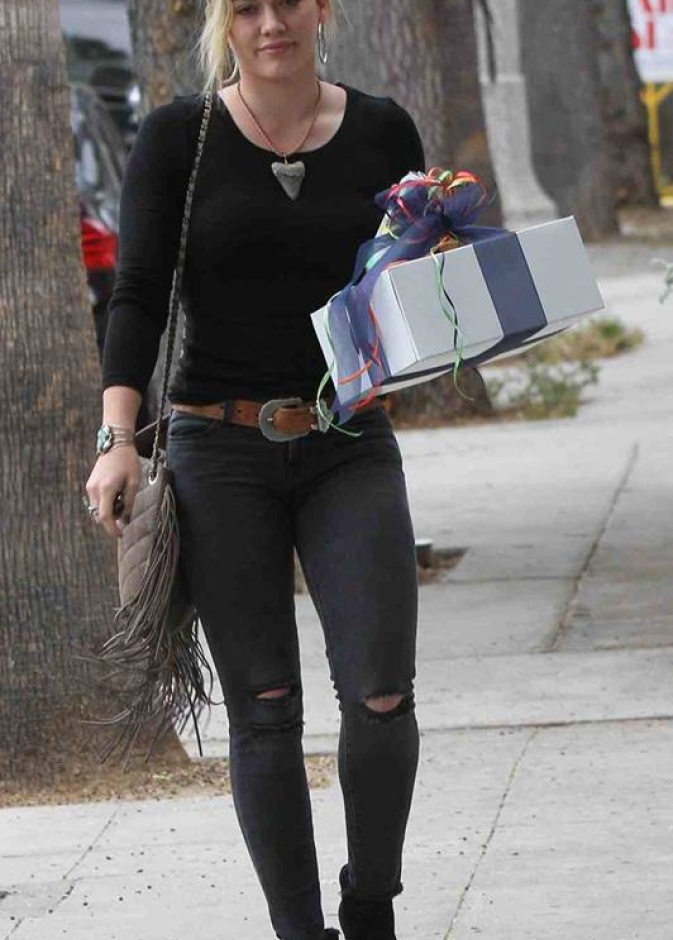 لمن ستمنح النجمة هيلارى داف هديتها