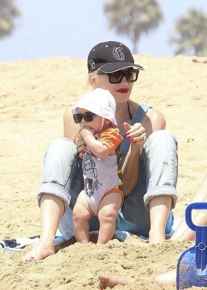 Gwen Stefani تمرح مع طفلها على الشاطئ في إطلالتين متشابهتين