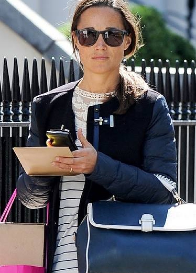 بيبا ميدلتون تبدو مشغولة و محملة بالأغراض في لندن!