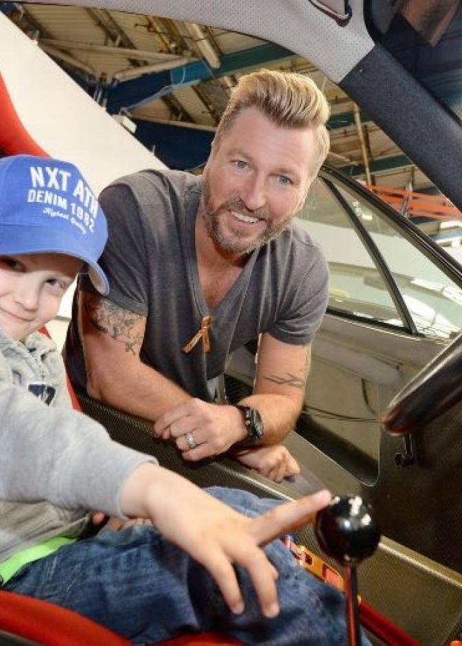 لاعب كرة القدم السابق Robbie Savage يحقق حلم طفل مريض بالسرطان بجولة في سيارة فيراري السريعة