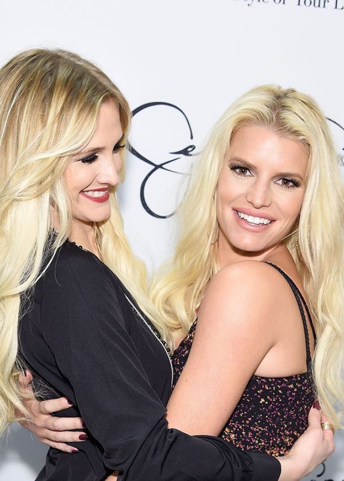 جيسيكا سيمبسون تحتضن شقيقتها أشلي خلال إطلاقها لمجموعة أزياء خاصة بها