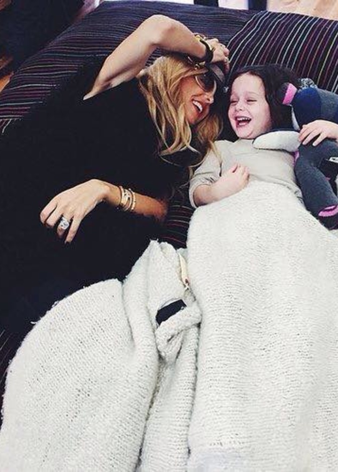 راشيل زووي في لحظة دفء وحب مع طفلها