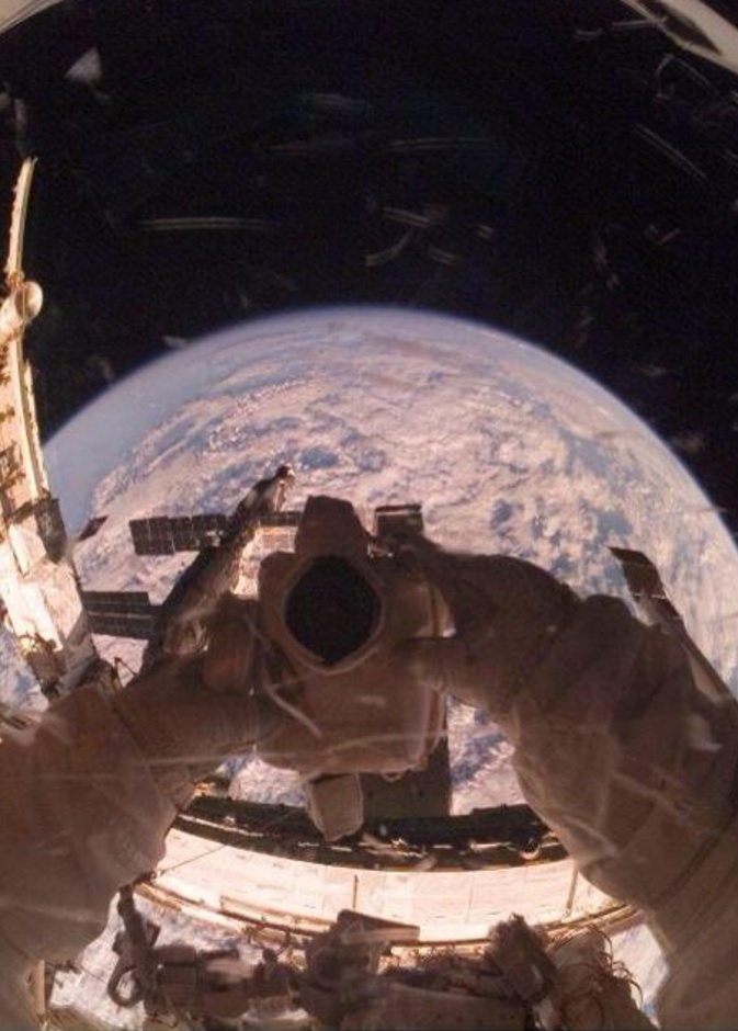 صورة إلتقطها رائد الفضاء كلتون وصنفت كأجمل صورة سيلفي