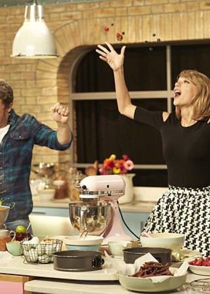 يبدو أن تايلور سويفت متحمسة جدا لمشاركة الطاهي جيمي أوليفير الطبخ .. والتعرف على وصفاته اللذيذة