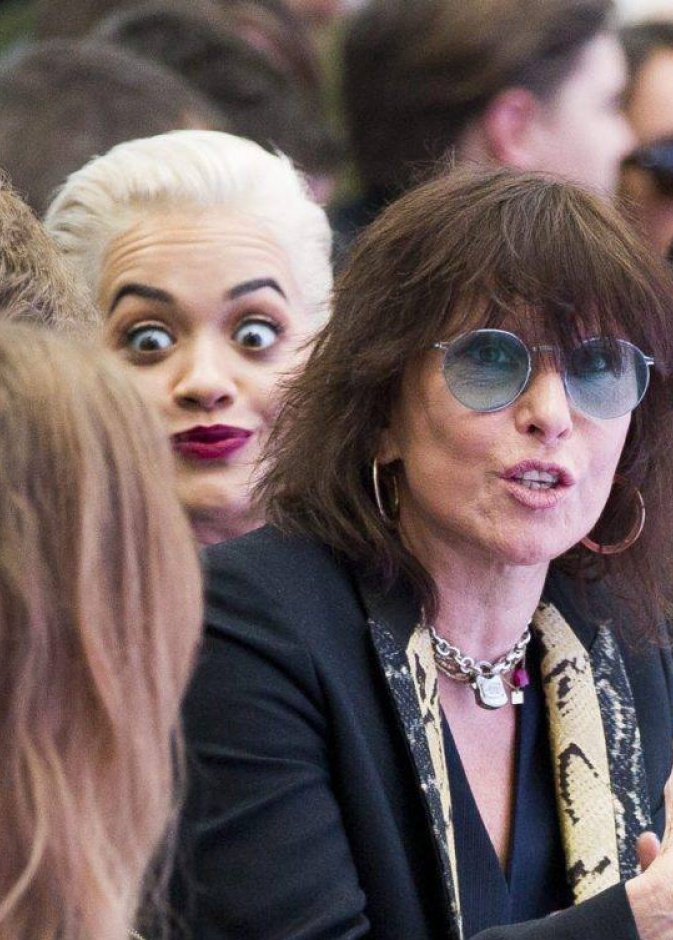 ما بال ريتا أورا مصدومة لهذا الحد خلال عروض أزياء أسبوع الموضة في لندن؟