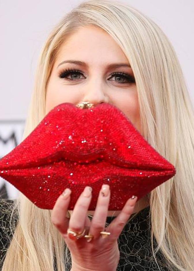 ميغان تراينور تستعرض حقيبتها خلال حفل جوائز American music Awards