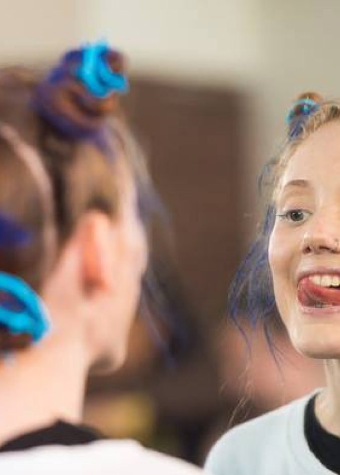 ما بالها عارضة Ground ZERO تتأمل جنون شعرها أمام المرآة؟