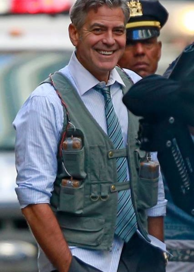 جورج كلوني أنيق حتى مع السترة الناسفة أثناء تصوير Money Monster في نيويورك