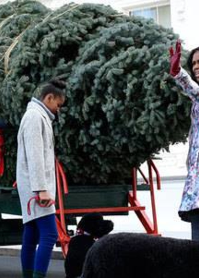 ميشيل أوباما مع ابنتيها في استقبال شجرة الميلاد