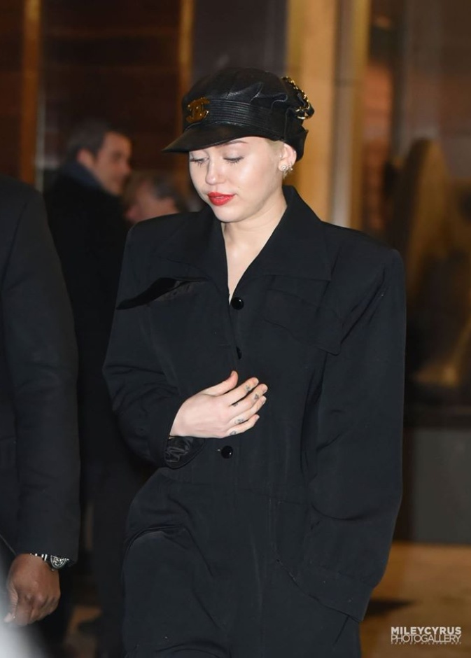 للمرة الأولى .. مايلي سايروس بإطلالة قمة في الاحتشام .. هل توافقونا الرأي؟