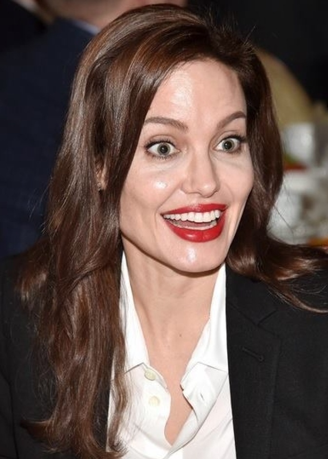 تعابير مندهشة على وجه أنجلينا جولي مخرجة فيلم Unbroken خلال غداء الحفل السنوي لجوائز AFI