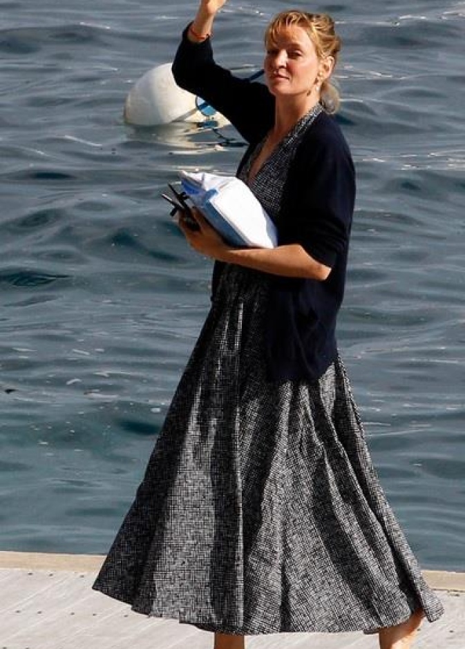 أوما ثورمان حافية القدمين و تلوح بتحية بحرية في مدينة كان!