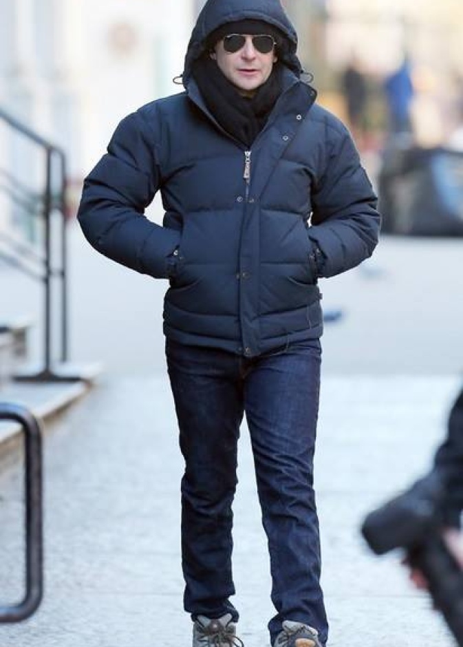 برادلي كوبر يكاد لا يعرف من برودة الطقس في نيويورك!