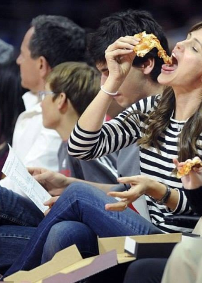 جينيفر غارنر تخرق قواعد الحمية وتلتهم قطعة من البيتزا بشراهة