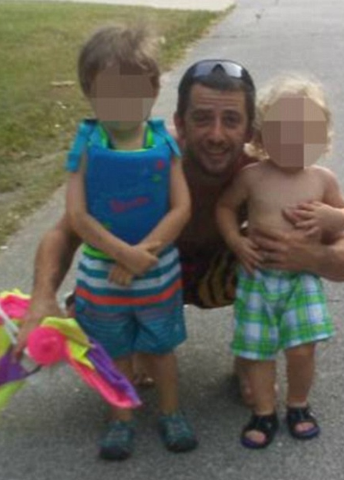 أطفال يشاهدون فيلماً بجوار جثة والديهما