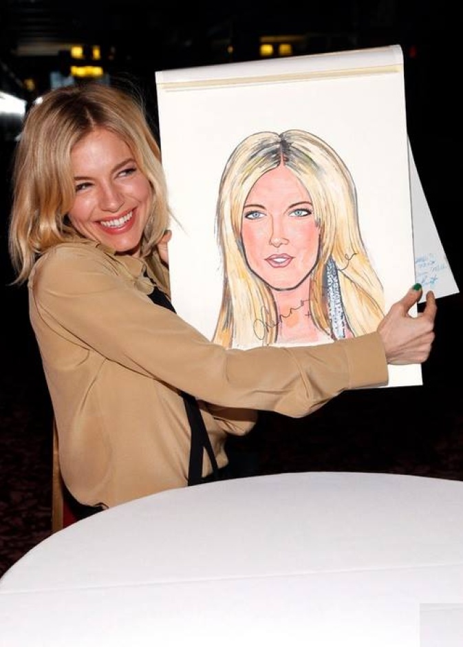 تبدو سيينا ميلر سعيدة للغاية بصورة الكاريكاتير التي رسمت لها في نيويورك