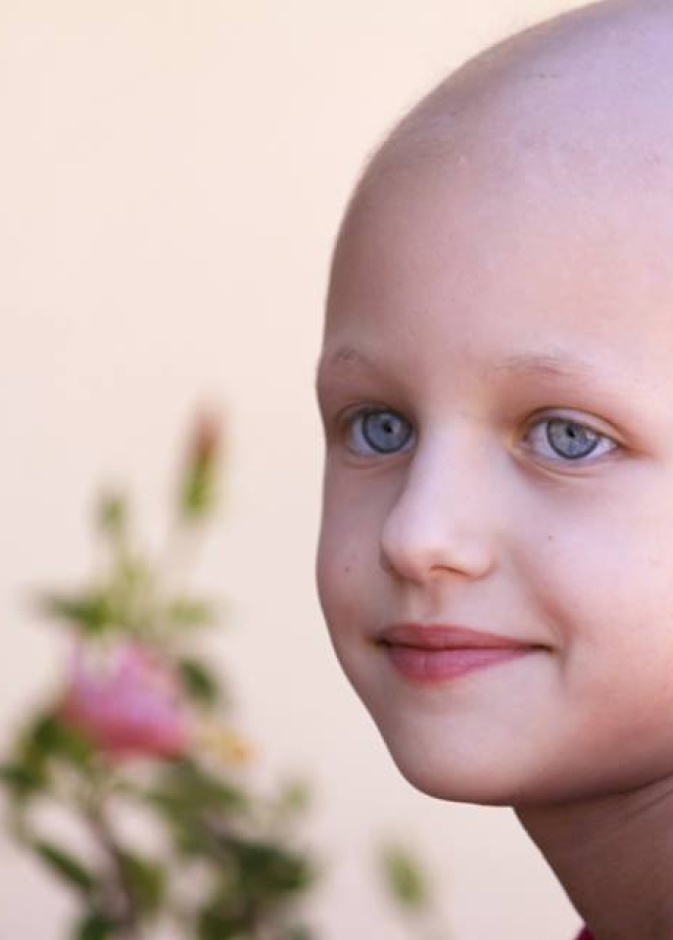 السرطان صدمة نفسية وألم قاس.. فكيف تتعاملين مع طفلك الذي طالته قبضته؟