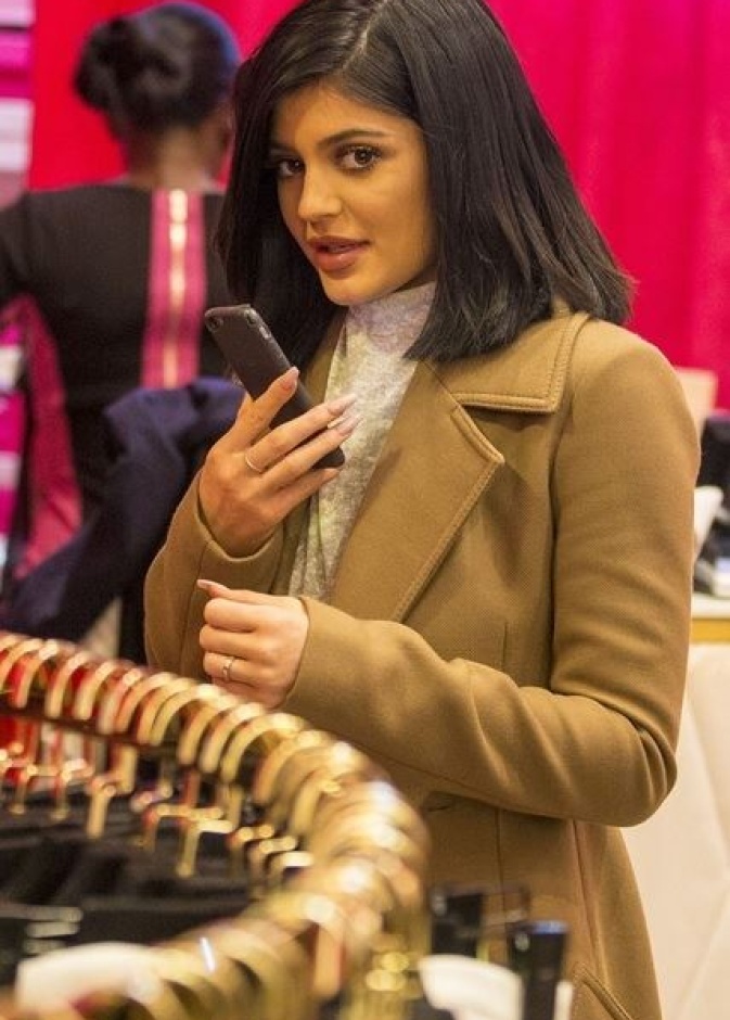 كيلي جينر في لندن .. يا ترى من تهاتف المليونيرة الصغيرة أثناء تسوقها؟